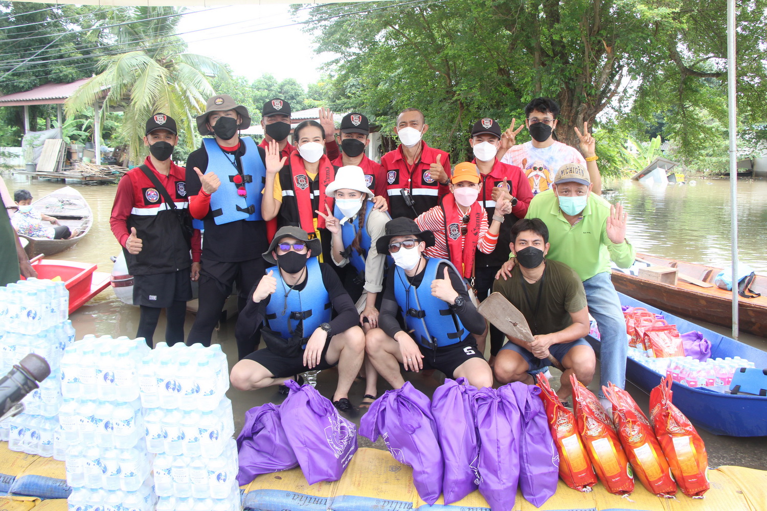 กบ ปภัสรา นำทีมนักแสดง ลุยช่วยน้ำท่วมต่อเนื่อง!! 