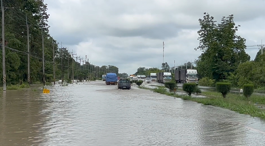 ถ.มิตรภาพ จมน้ำ! หลังเจอฝนตกหนัก รถทัวร์-รถบรรทุก เสียหายหลายคัน ถ.มิตรภาพ จมน้ำ! หลังเจอฝนตกหนัก รถทัวร์-รถบรรทุก เสียหายหลายคัน
