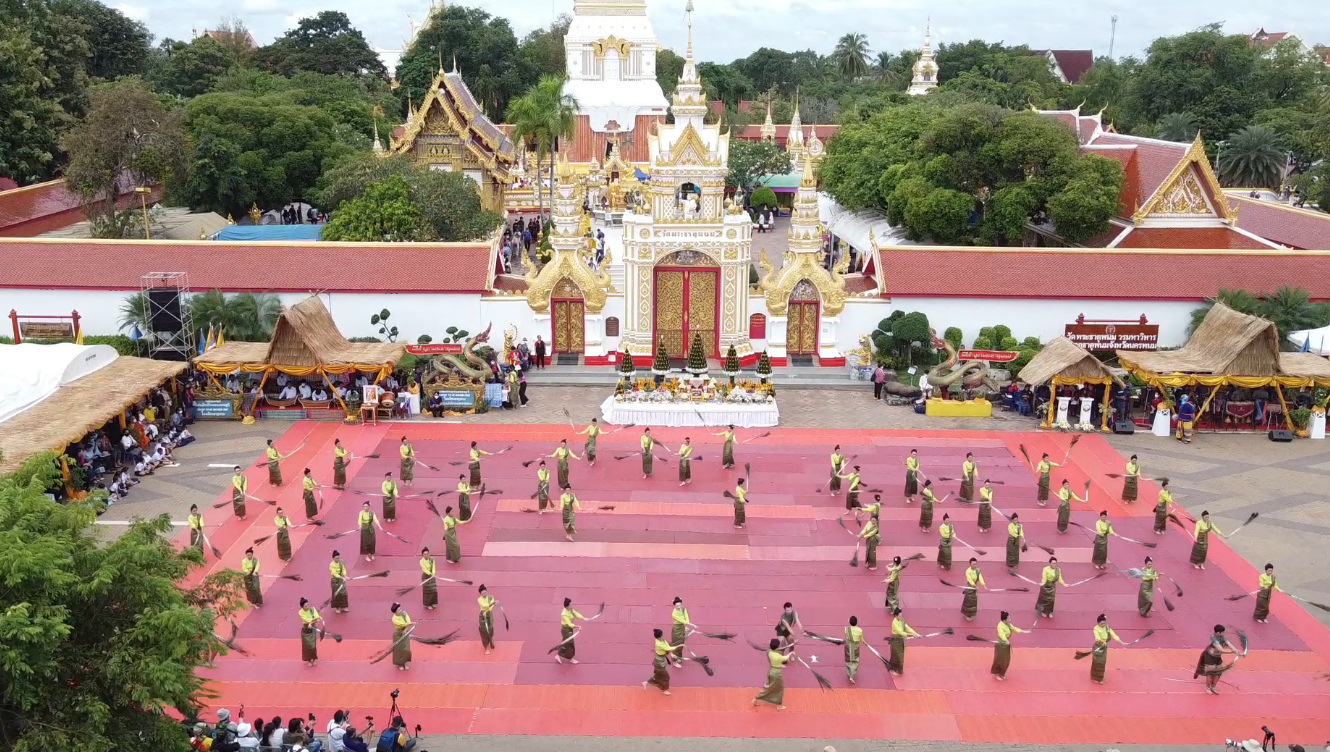วันออกพรรษา 2565 นทท.ไทย-ลาว ชื่นชม รำบูชาพระธาตุพนมอลังการ 