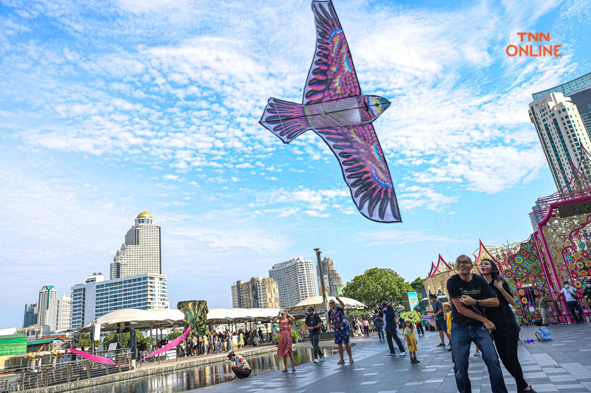 นทท.สนุกสุดเหวี่ยง เล่นว่าวริมแม่น้ำเจ้าพระยา