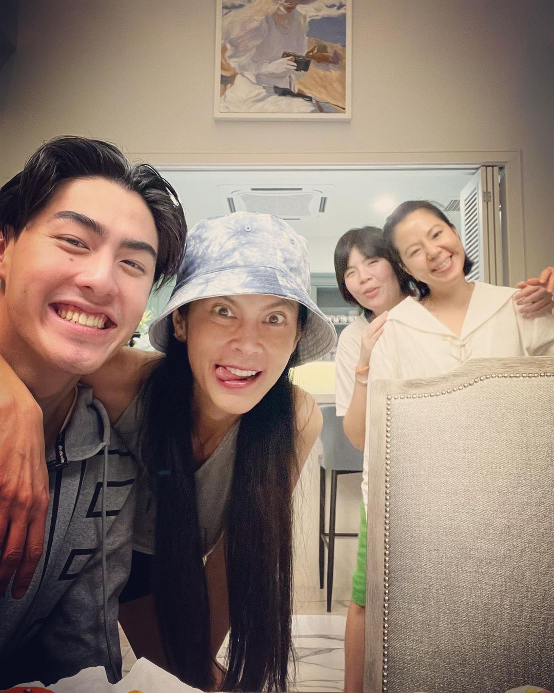 พร้อมหน้า 4 คนแม่ลูก ปิ่น เก็จมณี โพสต์ภาพพักผ่อนสงกรานต์กับ 3 เจ้า