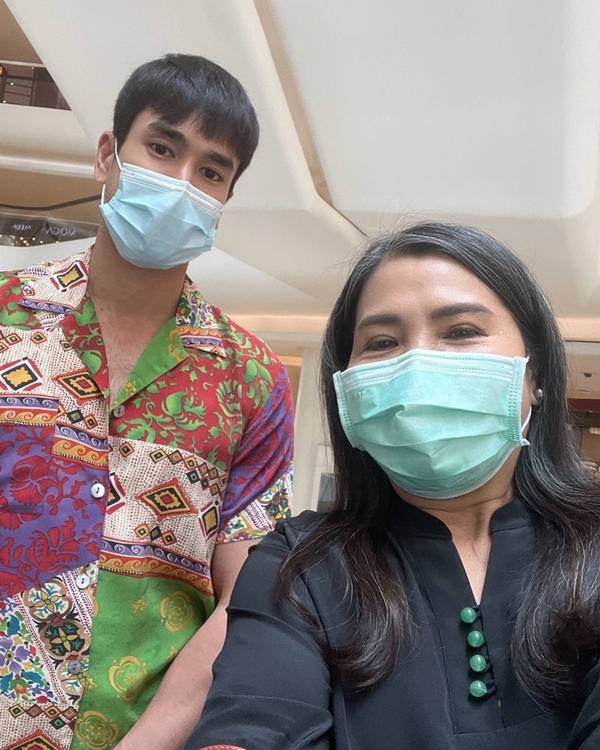 “ณเดชน์” มอบข้าวกล่อง 300 ชุด และน้ำดื่ม ให้ผู้ประสบเหตุไฟไหม้โรงงาน “ณเดชน์” มอบข้าวกล่อง 300 ชุด และน้ำดื่ม ให้ผู้ประสบเหตุไฟไหม้โรงงาน