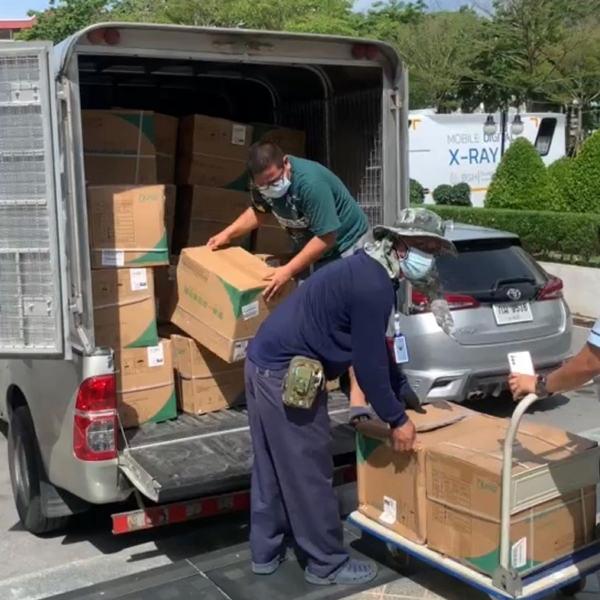 ไมค์ พิรัชต์ มอบชุดป้องกัน Cover All ให้บุคลากรทางการแพทย์ ไมค์ พิรัชต์ มอบชุดป้องกัน Cover All ให้บุคลากรทางการแพทย์