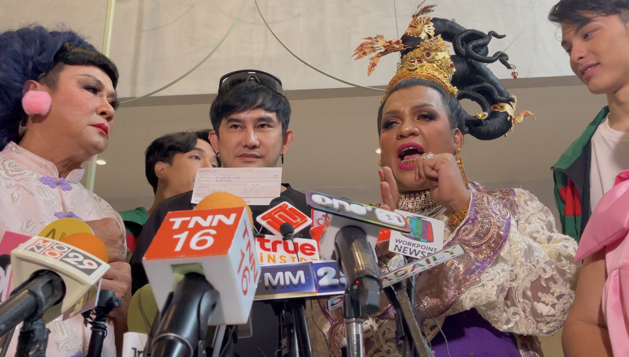 แม่หญิงลีเผยชีวิตเปลี่ยนไปมากหลังได้เล่นหนัง แต่ก็ขอติดดินเหมือนเดิม แม่หญิงลีเผยชีวิตเปลี่ยนไปมากหลังได้เล่นหนัง แต่ก็ขอติดดินเหมือนเดิม