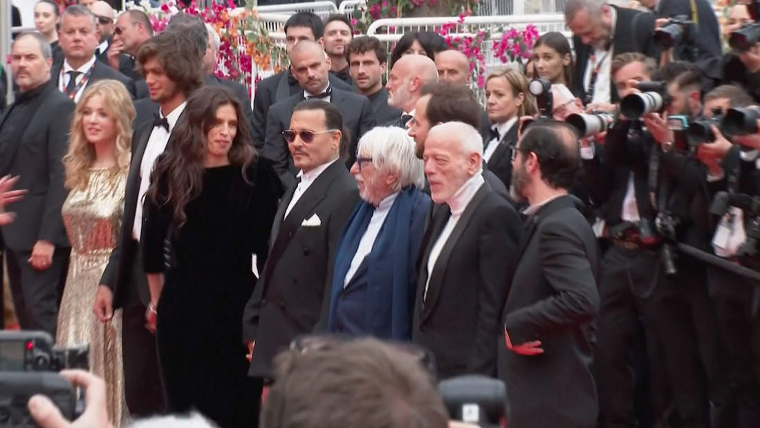 ผู้ชมปรบมือน้ำตาปริ่ม 7 นาที!! 'จอห์นนี่ เดปป์' พาหนังใหม่ Jeanne du Barry ฉายที่คานส์ ผู้ชมปรบมือน้ำตาปริ่ม 7 นาที!! 'จอห์นนี่ เดปป์' พาหนังใหม่ Jeanne du Barry ฉายที่คานส์