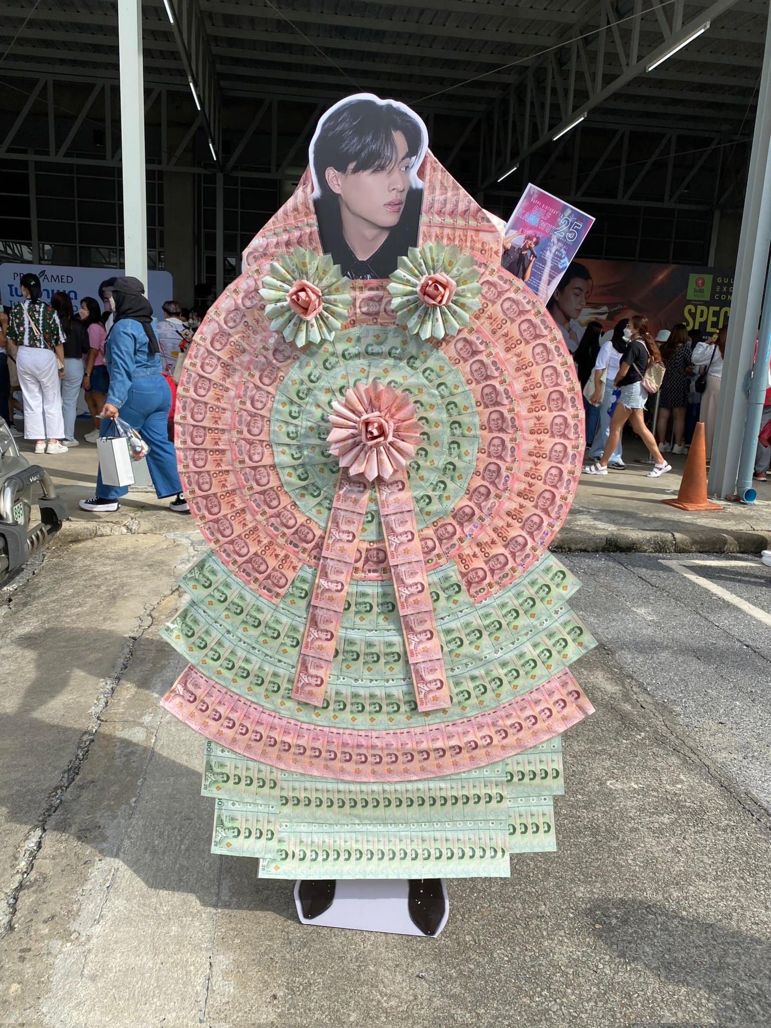 กลัฟ คณาวุฒิ ไม่กังวลหลังมีดราม่าฉากในละคร เผย เงินที่ได้จากแฟนคลับในวันเกิดนำไปทำบุญ กลัฟ คณาวุฒิ ไม่กังวลหลังมีดราม่าฉากในละคร เผย เงินที่ได้จากแฟนคลับในวันเกิดนำไปทำบุญ