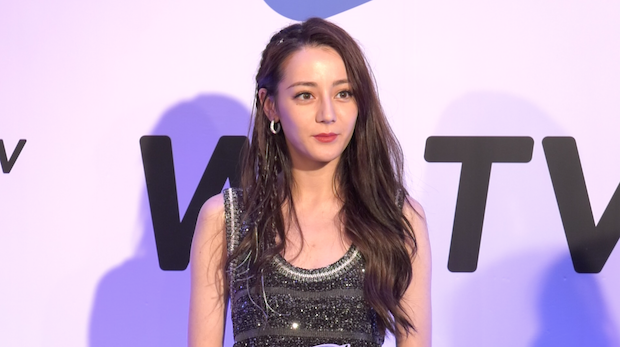 สวยแจ่ม EQ สูง!! นางเอกจีน 'ตี๋ลี่เร่อปา’ ไม่หวั่นแม้เกรียนคีย์บอร์ดป่วนกลางไลฟ์สด