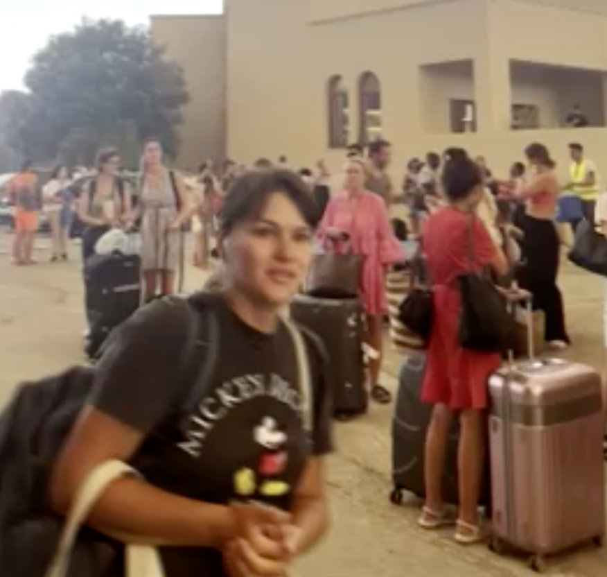 กรีซอพยพคนครั้งประวัติศาสตร์! หนีไฟป่าบนเกาะโรดส์ กรีซอพยพคนครั้งประวัติศาสตร์! หนีไฟป่าบนเกาะโรดส์