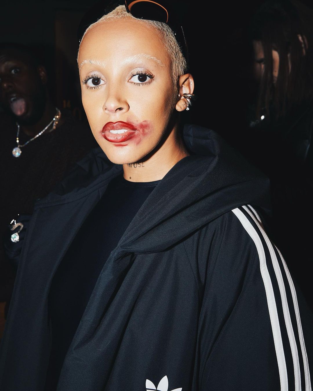 ตัวตึงที่ปารีส!! ‘โดจา แคท’ ชวนตื่นตารายวันกับลุคนั่งชมแฟชั่นโชว์