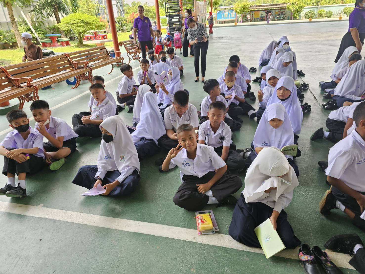 ตำรวจ ปอศ.ทำความดี มอบอุปกรณ์การเรียนการสอน แก่โรงเรียนบ้านแบนชะโด 