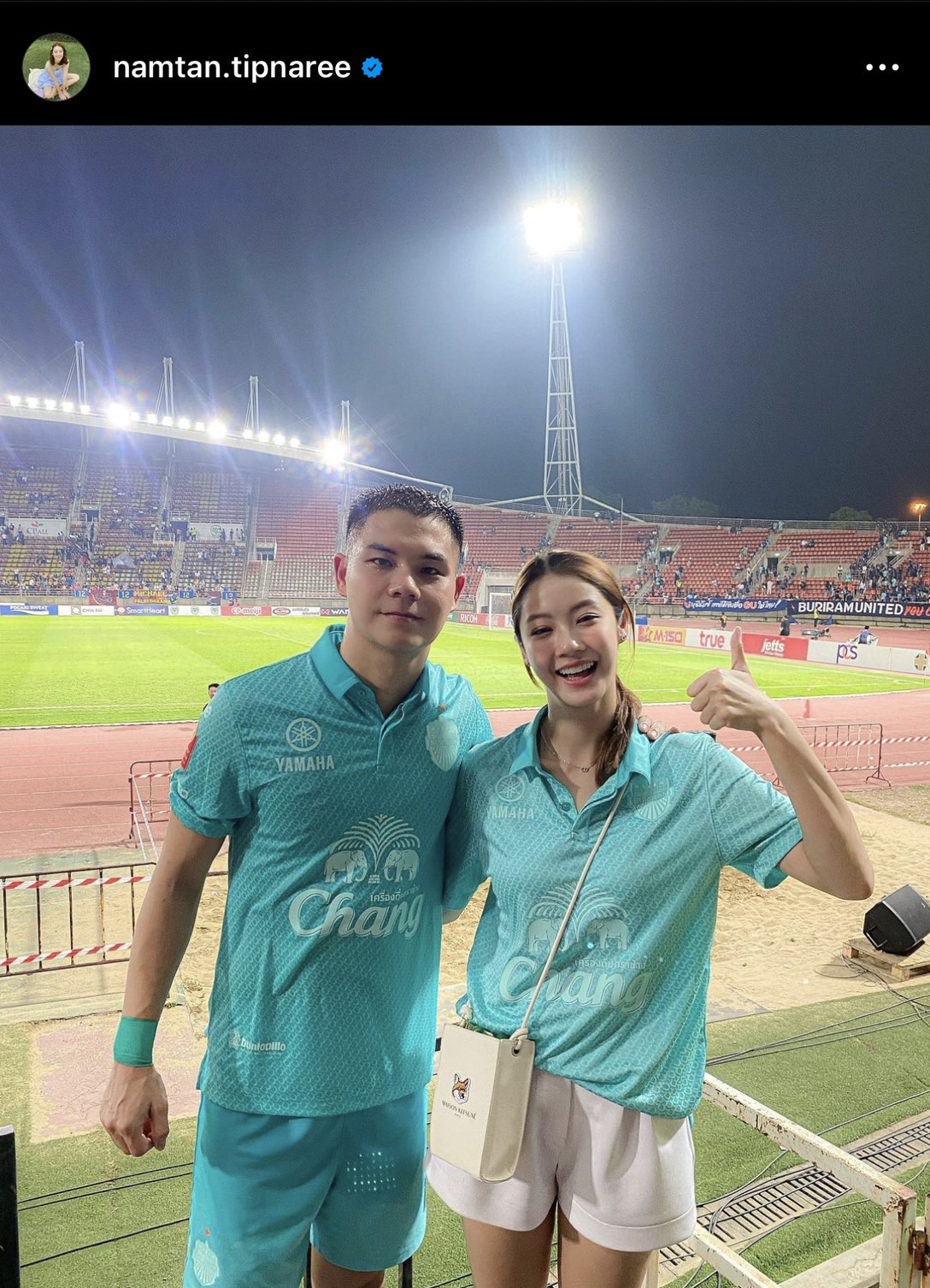 โมเมนต์น่ารัก น้ำตาล ทิพย์นารี ตามเชียร์พี่ชาย ต้น นฤบดินทร์ ติดขอบสนาม