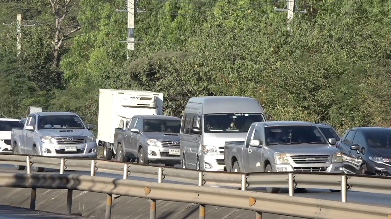 เปิดภาพถนนมิตรภาพช่วงสีคิ้วรถติดยาวเหยียด 4 กม.