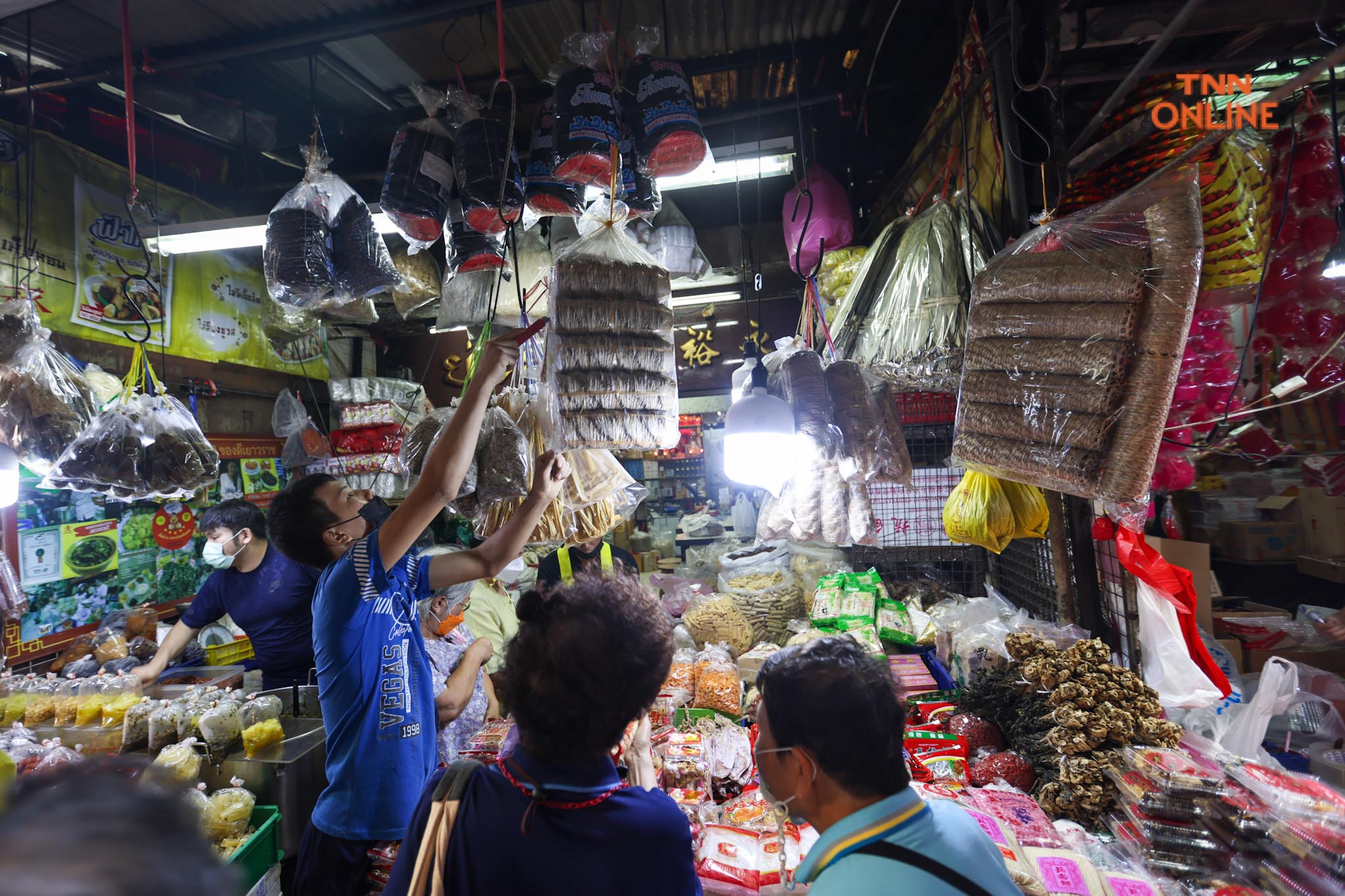วันจ่ายเยาวราชคึกคัก ชาวไทยเชื้อสายจีนเลือกซื้อของไหว้ตรุษจีน วันจ่ายเยาวราชคึกคัก ชาวไทยเชื้อสายจีนเลือกซื้อของไหว้ตรุษจีน