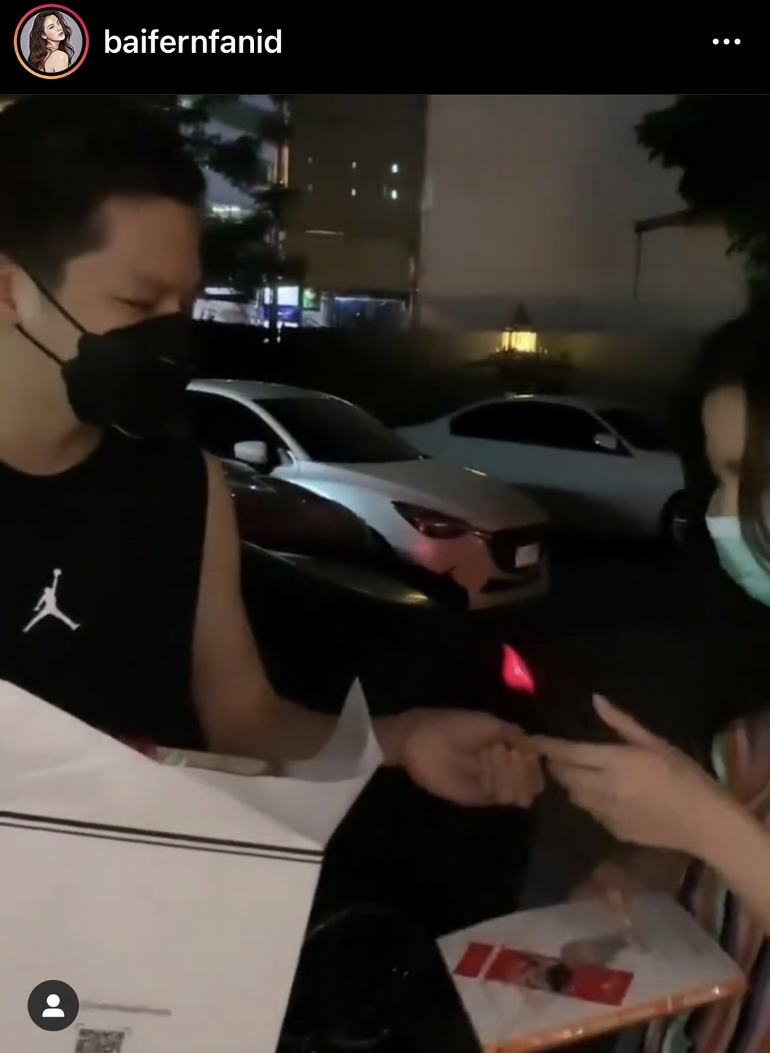 มาร์ช หอบดอกไม้มอบให้ ใบเฟิร์น กลางดึกเป็นของขวัญวันเกิด มาร์ช หอบดอกไม้มอบให้ ใบเฟิร์น กลางดึกเป็นของขวัญวันเกิด