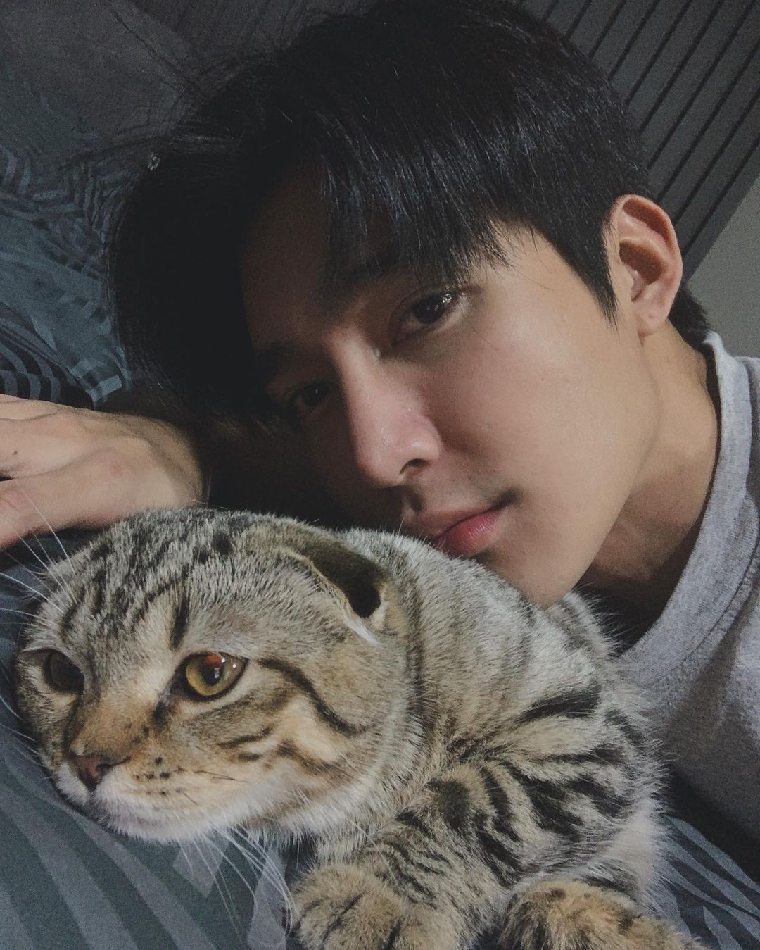 Exclusive “เอิร์ท พิรพัฒน์” แนะนำแมวตัวโปรด (มีคลิป) Exclusive “เอิร์ท พิรพัฒน์” แนะนำแมวตัวโปรด (มีคลิป)