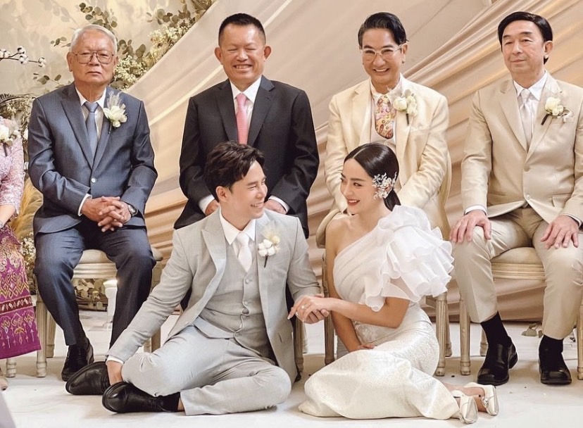 บรรยากาศสุดชื่นมื่น ปุยฝ้าย ควง ตาม เข้าพิธีหมั้น ครอบครัว-เพื่อนแห่ยินดี