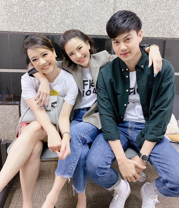 “อ้อม พิยดา” ขอร้องห้ามแฟนคลับมารอหน้าห้องจัดรายการ หวั่นติดโควิด-19 (มีคลิป) “อ้อม พิยดา” ขอร้องห้ามแฟนคลับมารอหน้าห้องจัดรายการ หวั่นติดโควิด-19 (มีคลิป)