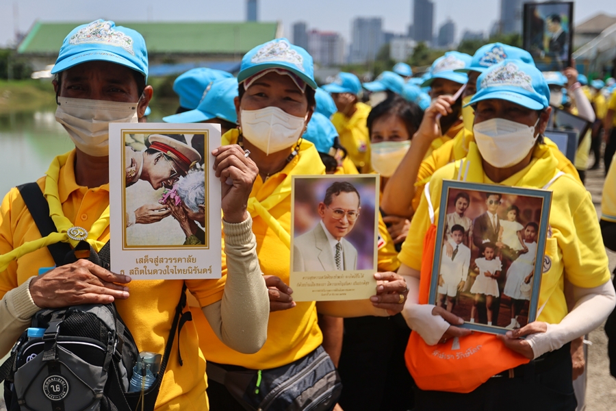 ประมวลภาพ พสกนิกรเฝ้าฯรับเสด็จ ในหลวง-พระราชินี ทรงเปิดพระบรมราชานุสาวรีย์ ร.9