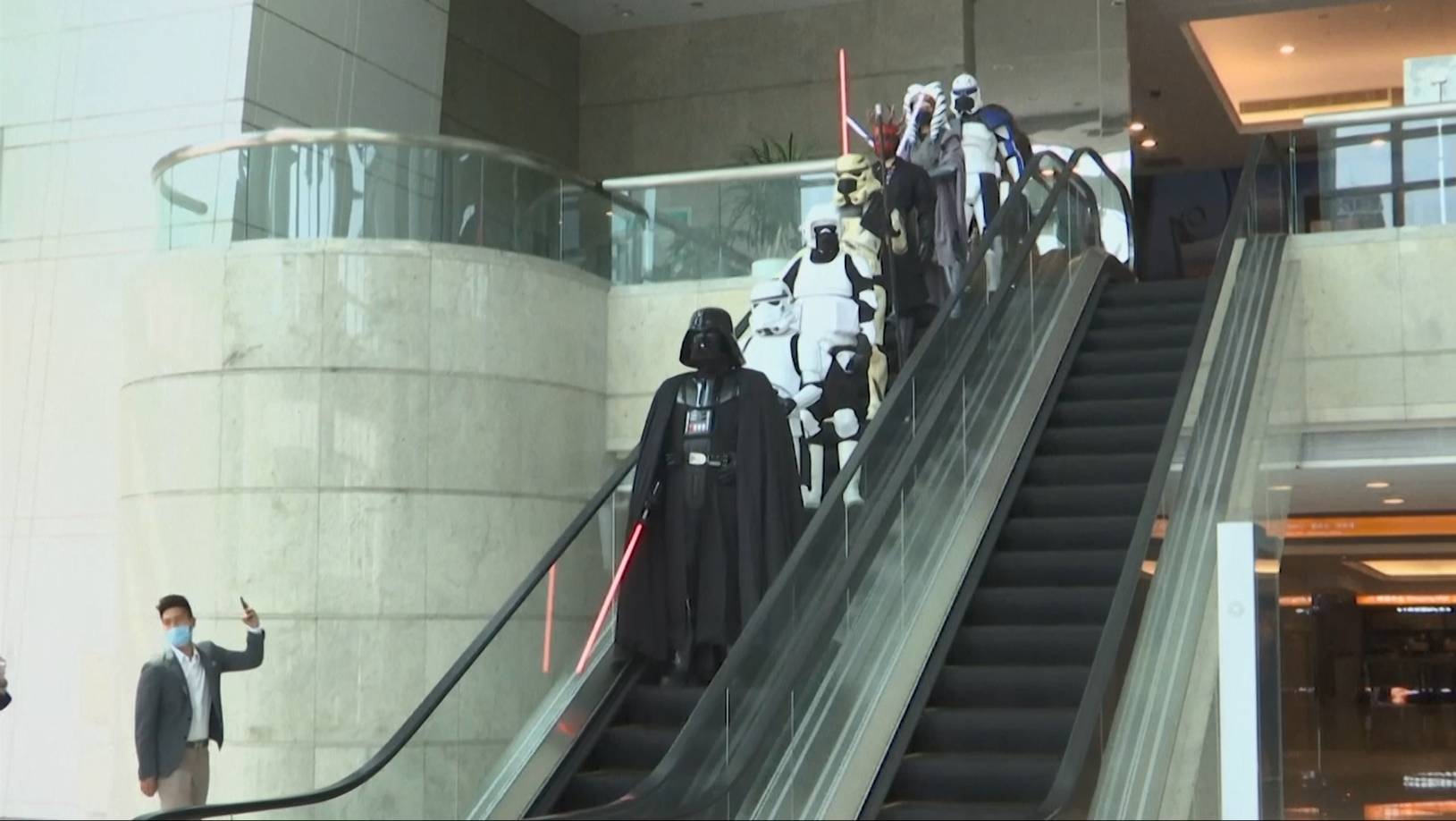 แฟนๆชาวไต้หวันสวมแมสก์สวมคอนเพลย์แบบจัดเต็มร่วมฉลองวัน Star Wars