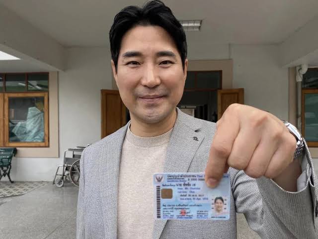 'โค้ชเช ชัชชัย' ทำบัตรประชาชนกลายเป็นคนไทยสมบูรณ์แบบ 'โค้ชเช ชัชชัย' ทำบัตรประชาชนกลายเป็นคนไทยสมบูรณ์แบบ