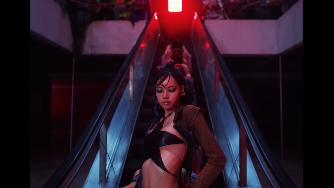 ‘ลิซ่า’ ปล่อยทีเซอร์ MV เพลง Rockstar สุดปังใช้โลเคชั่นในไทยถ่ายทำกลางเยาวราช ‘ลิซ่า’ ปล่อยทีเซอร์ MV เพลง Rockstar สุดปังใช้โลเคชั่นในไทยถ่ายทำกลางเยาวราช