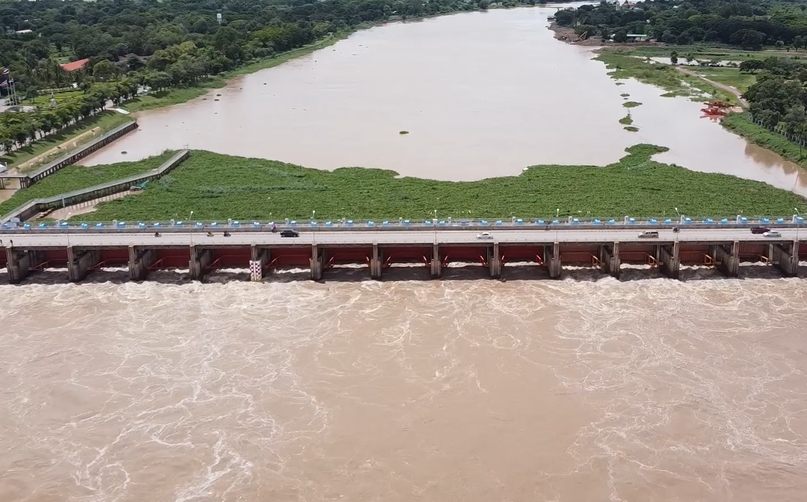 สถานการณ์น้ำท่วม ชาวสรรพยาจมบาดาล ต้องอพยพนอนริมถนน