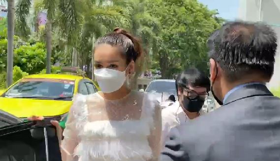 ตำรวจส่งสำนวนพร้อมตัว นก อุษณีย์ ให้อัยการ คดีหมิ่นประมาทเพื่อนสนิท จั๊กจั่น