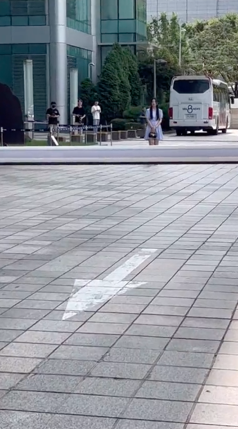 ถูกตะคอกไล่!! 'จอย Red Velvet' ถูกยามช่องดังขึ้นเสียงใส่ต่อหน้าแฟนๆ ถูกตะคอกไล่!! 'จอย Red Velvet' ถูกยามช่องดังขึ้นเสียงใส่ต่อหน้าแฟนๆ