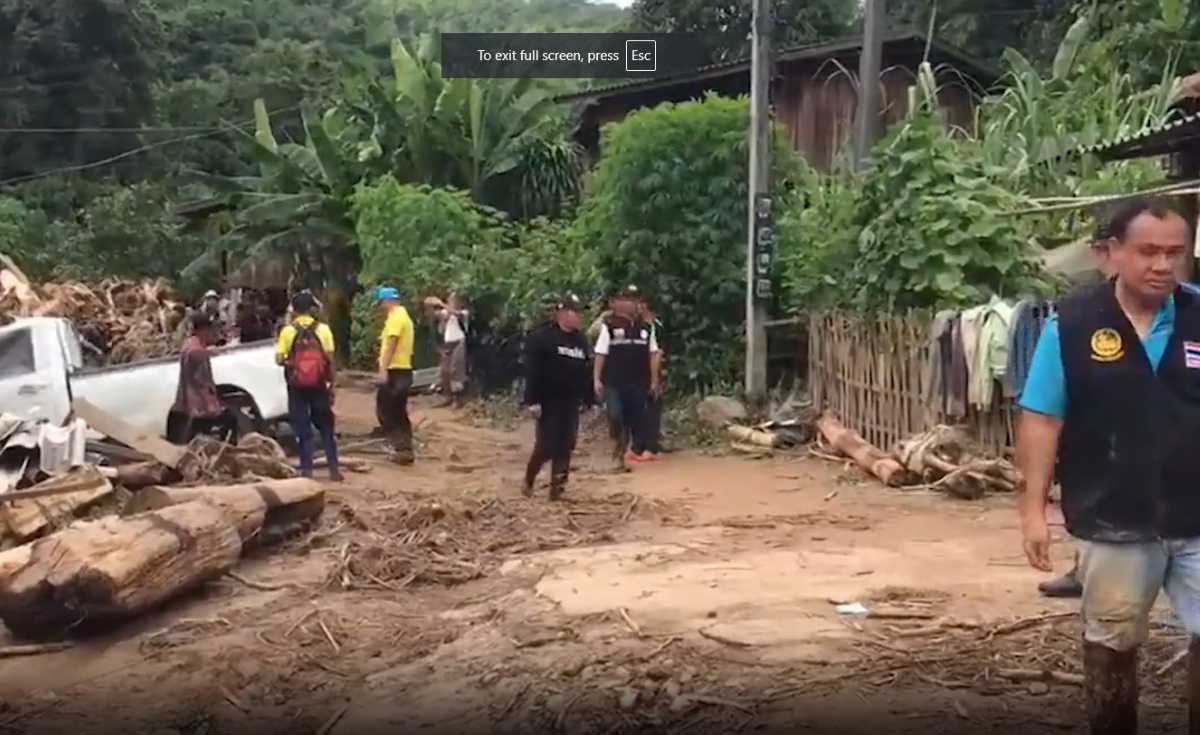 เปิดแล้วถนนเข้าบ้านแม่โกปี่ หลังถูกดินไหลทับและน้ำป่าหลาก 
