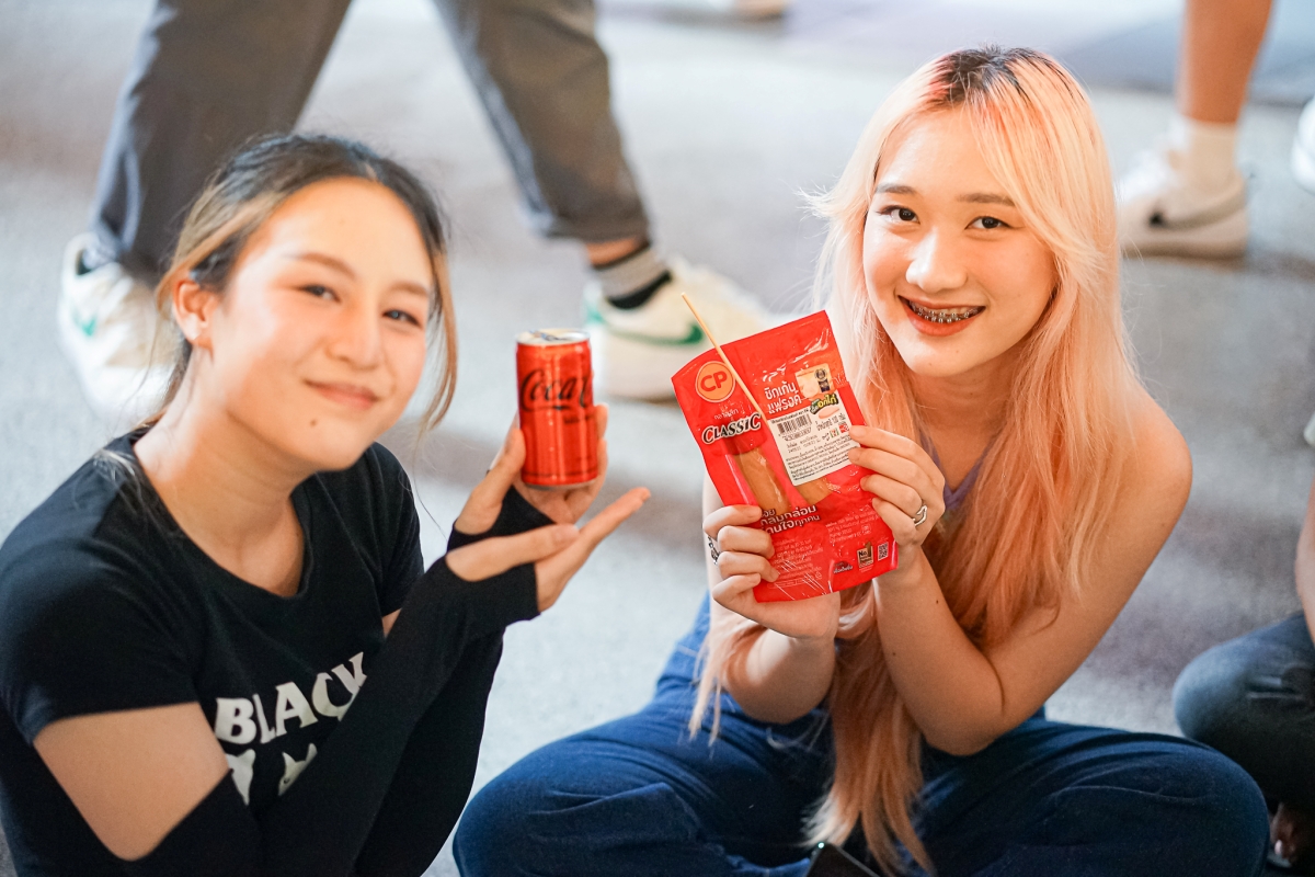 ครั้งแรก!! CP Brand x Coke จัดกิจกรรม 'คู่ที่ใช่ จังหวะไหนก็ชัวร์ เปลี่ยนใจกลางสยามสแควร์ เป็นฟลอร์แดนซ์โชว์สเต็ป ครั้งแรก!! CP Brand x Coke จัดกิจกรรม 'คู่ที่ใช่ จังหวะไหนก็ชัวร์ เปลี่ยนใจกลางสยามสแควร์ เป็นฟลอร์แดนซ์โชว์สเต็ป