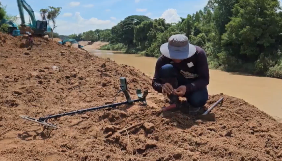 ปราจีนบุรีตื่นสมบัติ! คนแห่ล่าของโบราณค้นพบจำนวนมาก ปราจีนบุรีตื่นสมบัติ! คนแห่ล่าของโบราณค้นพบจำนวนมาก