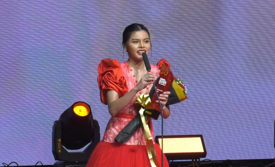 คนวงการลูกทุ่งรวมกันรับรางวัลอย่างล้นหลามในงาน คมชัดลึก ลูกทุ่ง AWARDS 2565 