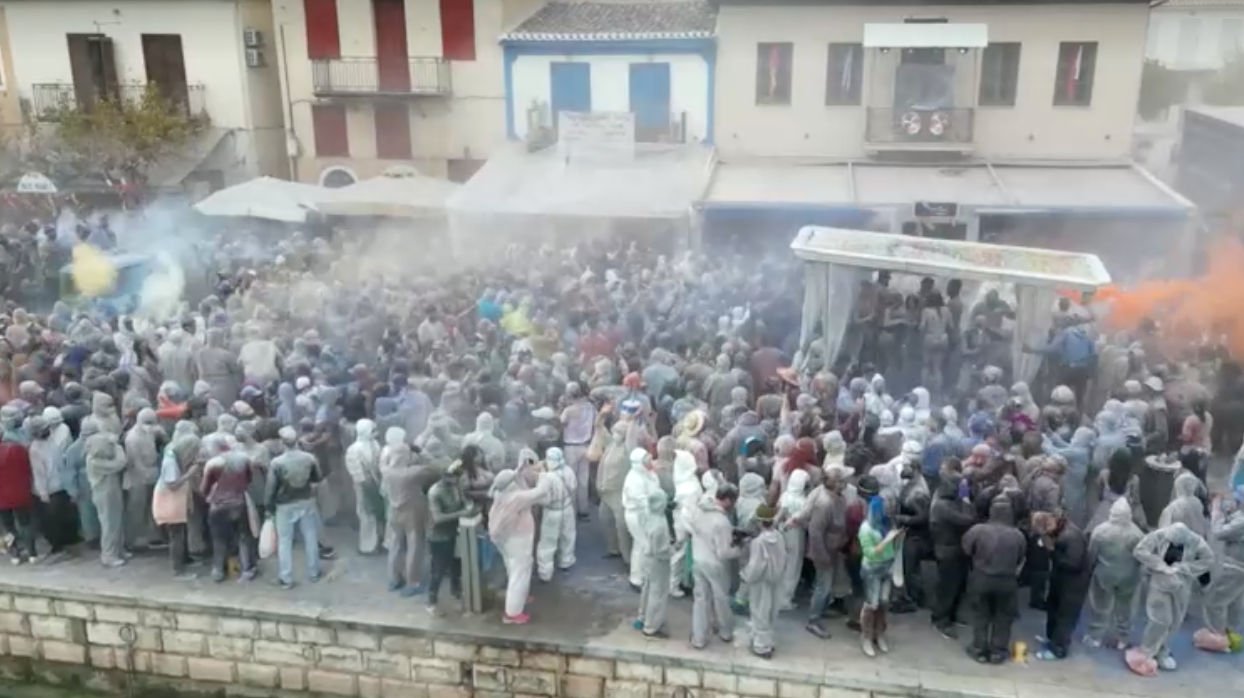 เปิดภาพ “สงครามเล่นแป้ง” เทศกาลคาร์นิวัลเก่าแก่ในกรีซ เปิดภาพ “สงครามเล่นแป้ง” เทศกาลคาร์นิวัลเก่าแก่ในกรีซ