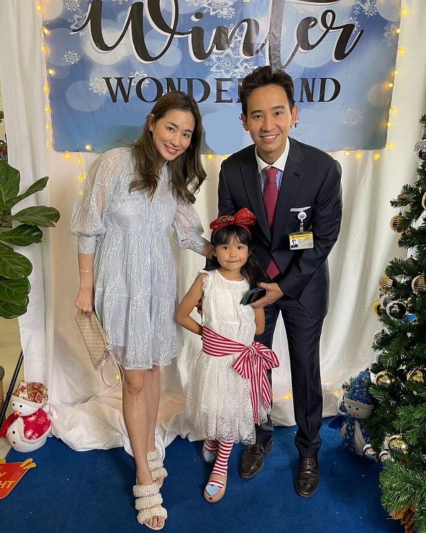 “ต่าย ชุติมา – ทิม พิธา” เผยภาพพร้อมหน้า “พ่อ-แม่-ลูก” 