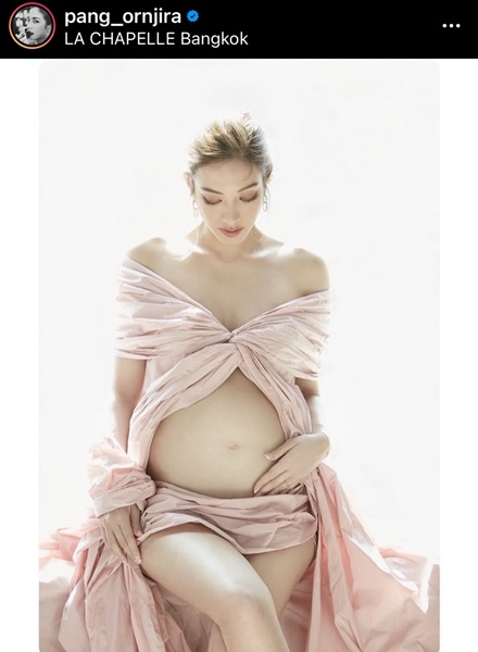 แป้ง อรจิรา อุ้มท้องถ่ายแบบ แฟชั่นว่าที่คุณแม่... แป้ง อรจิรา อุ้มท้องถ่ายแบบ แฟชั่นว่าที่คุณแม่...