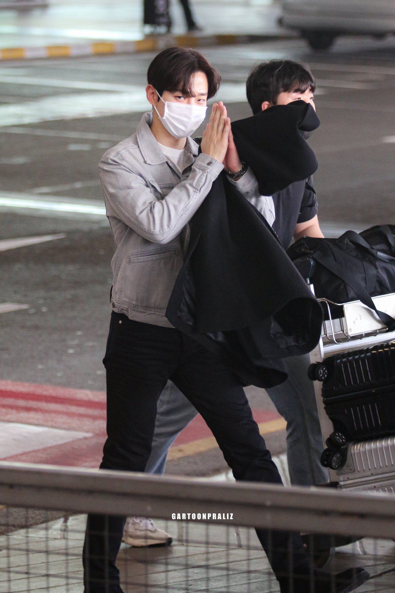 ถึงไทยแล้ว!! 'อีจุนโฮ - ยุนอา' พระนางเกาหลี ลัดฟ้าถ่ายทำซีรีส์ King the Land ในไทย ถึงไทยแล้ว!! 'อีจุนโฮ - ยุนอา' พระนางเกาหลี ลัดฟ้าถ่ายทำซีรีส์ King the Land ในไทย