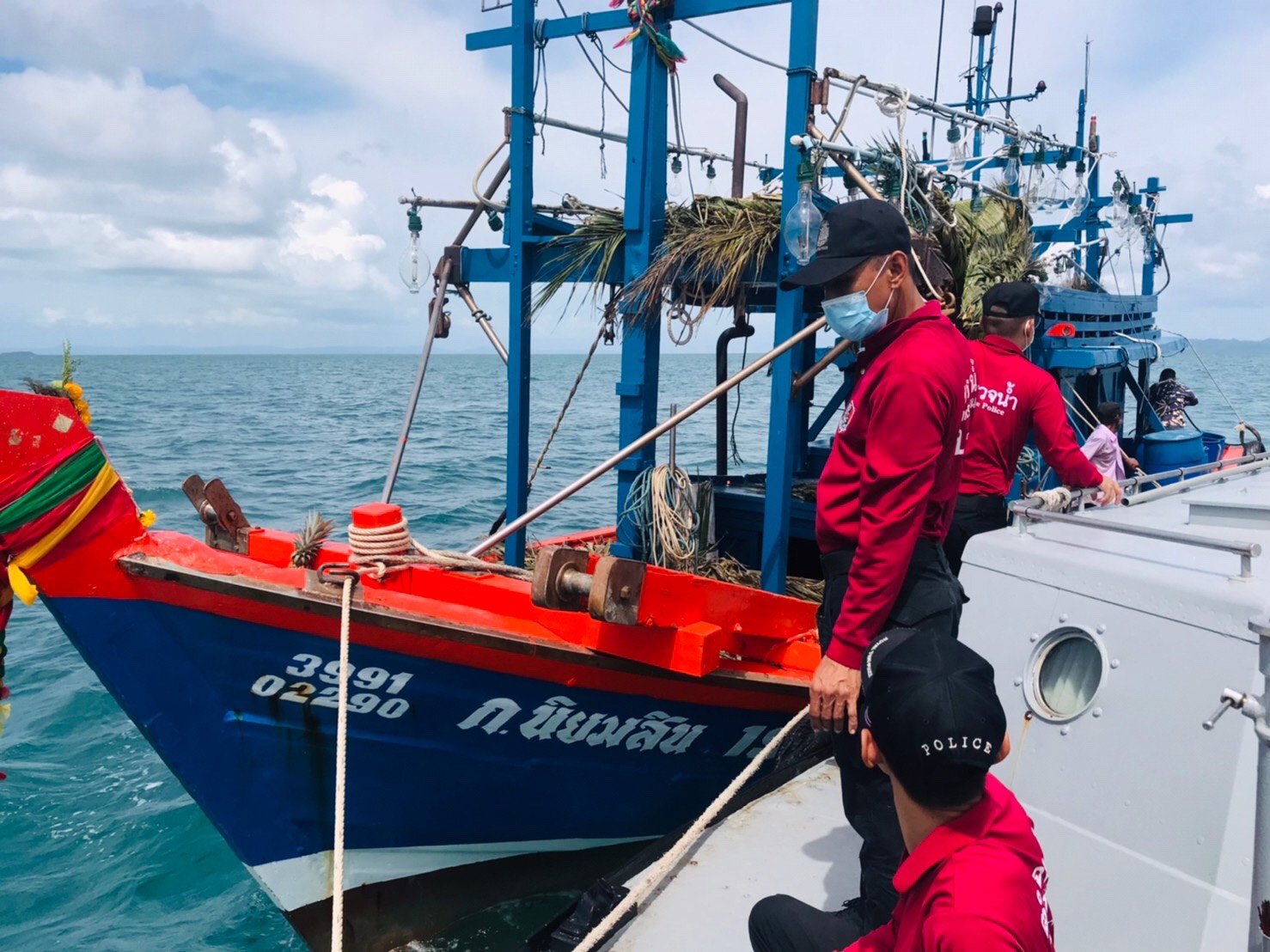ตำรวจน้ำสตูล ยึดไอซ์กลางทะเล มูลค่า 6 ล้านบาท ตำรวจน้ำสตูล ยึดไอซ์กลางทะเล มูลค่า 6 ล้านบาท