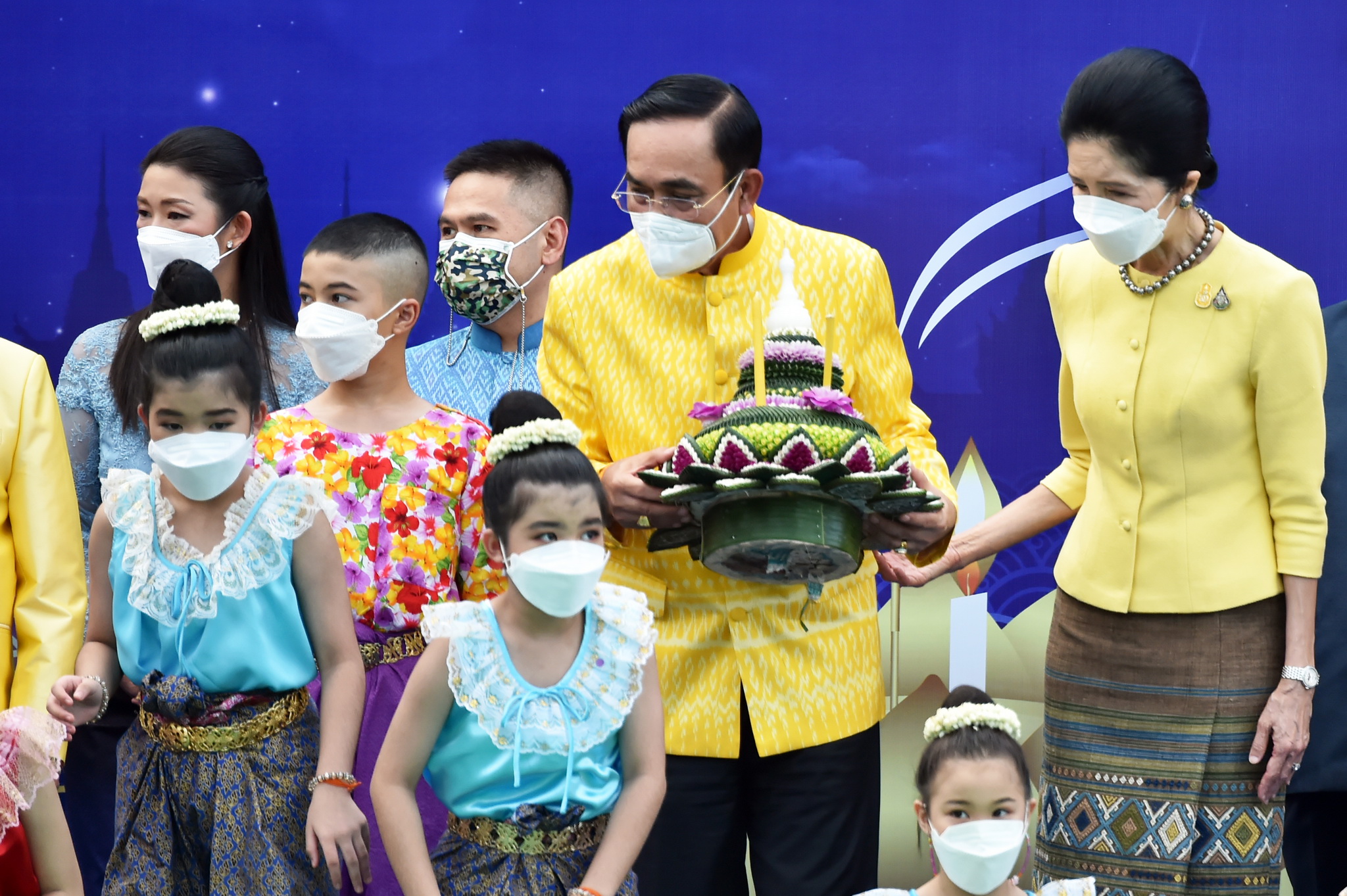 เปิดภาพนายกฯลอยกระทงปี 2564  อธิษฐานขอให้บ้านเมืองสงบสุข 