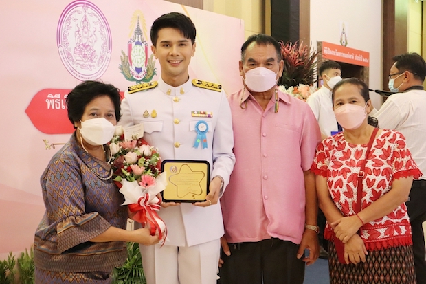 ยินดี!! 'มิกซ์ สหภาพ - อิสร์ อิสรพงศ์’ เข้ารับพระราชทานรางวัลเนื่องในวันเยาวชนแห่งชาติ