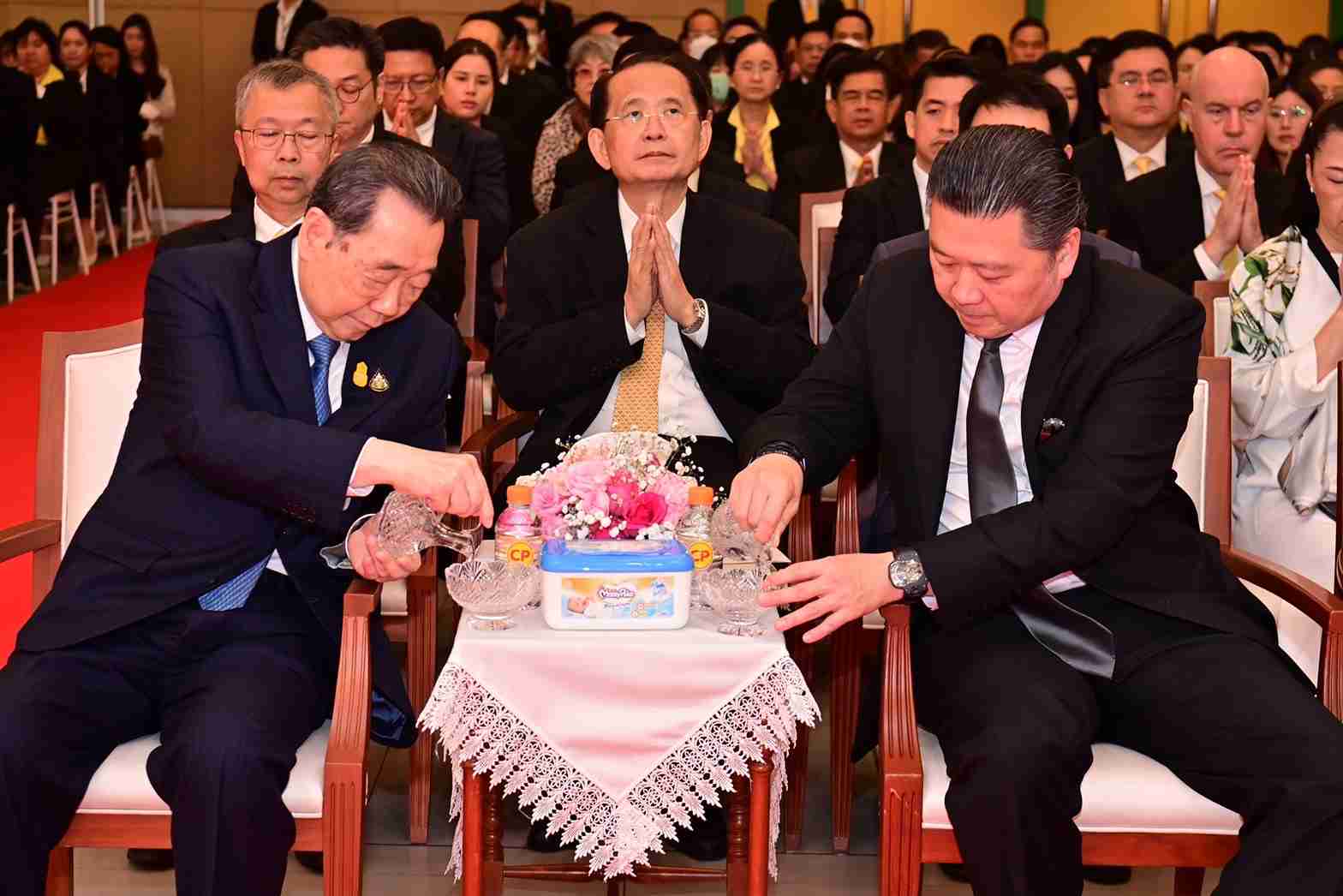 เจียไต๋ – เครือเจริญโภคภัณฑ์ ต้อนรับศักราชใหม่ 2567 จัดพิธีทำบุญตักบาตร และพิธีเจริญพระพุทธมนต์ ฉลองครบรอบ 103 ปี เพื่อความเป็นสิริมงคลในการดำเนินธุรกิจ เจียไต๋ – เครือเจริญโภคภัณฑ์ ต้อนรับศักราชใหม่ 2567 จัดพิธีทำบุญตักบาตร และพิธีเจริญพระพุทธมนต์ ฉลองครบรอบ 103 ปี เพื่อความเป็นสิริมงคลในการดำเนินธุรกิจ