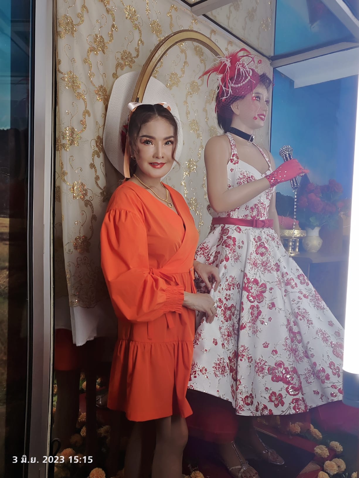 ตื่นเต้นและภูมิใจ ดาว มยุรี ตัดชุดให้ แม่ผึ้ง พุ่มพวง ดวงจันทร์ ครั้งแรก ตื่นเต้นและภูมิใจ ดาว มยุรี ตัดชุดให้ แม่ผึ้ง พุ่มพวง ดวงจันทร์ ครั้งแรก