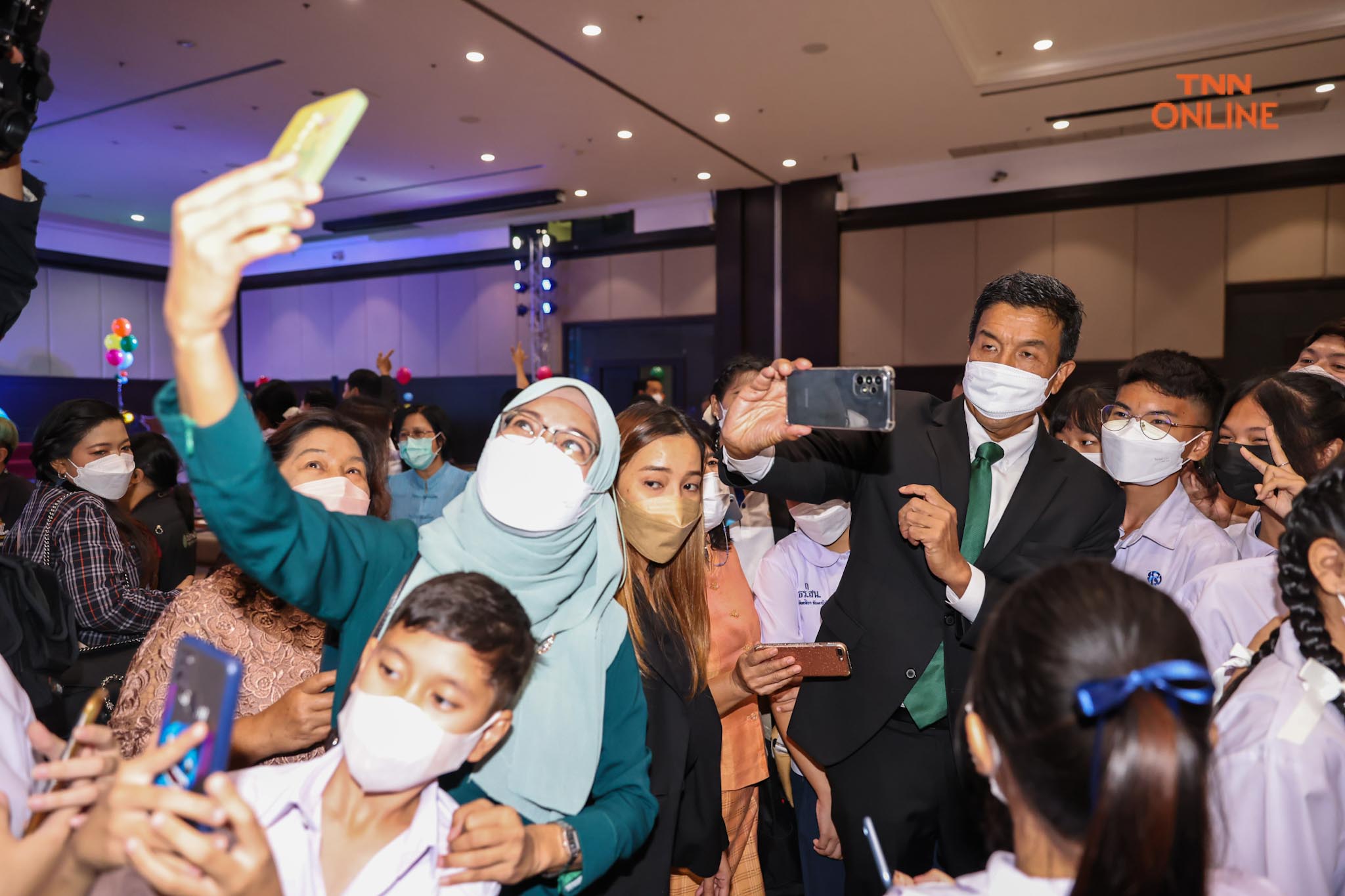 ชัชชาติเปิดห้องทำงาน ให้เด็กชมพร้อมนั่งถ่ายรูปช่วงวันเด็กแห่งชาติ ชัชชาติเปิดห้องทำงาน ให้เด็กชมพร้อมนั่งถ่ายรูปช่วงวันเด็กแห่งชาติ