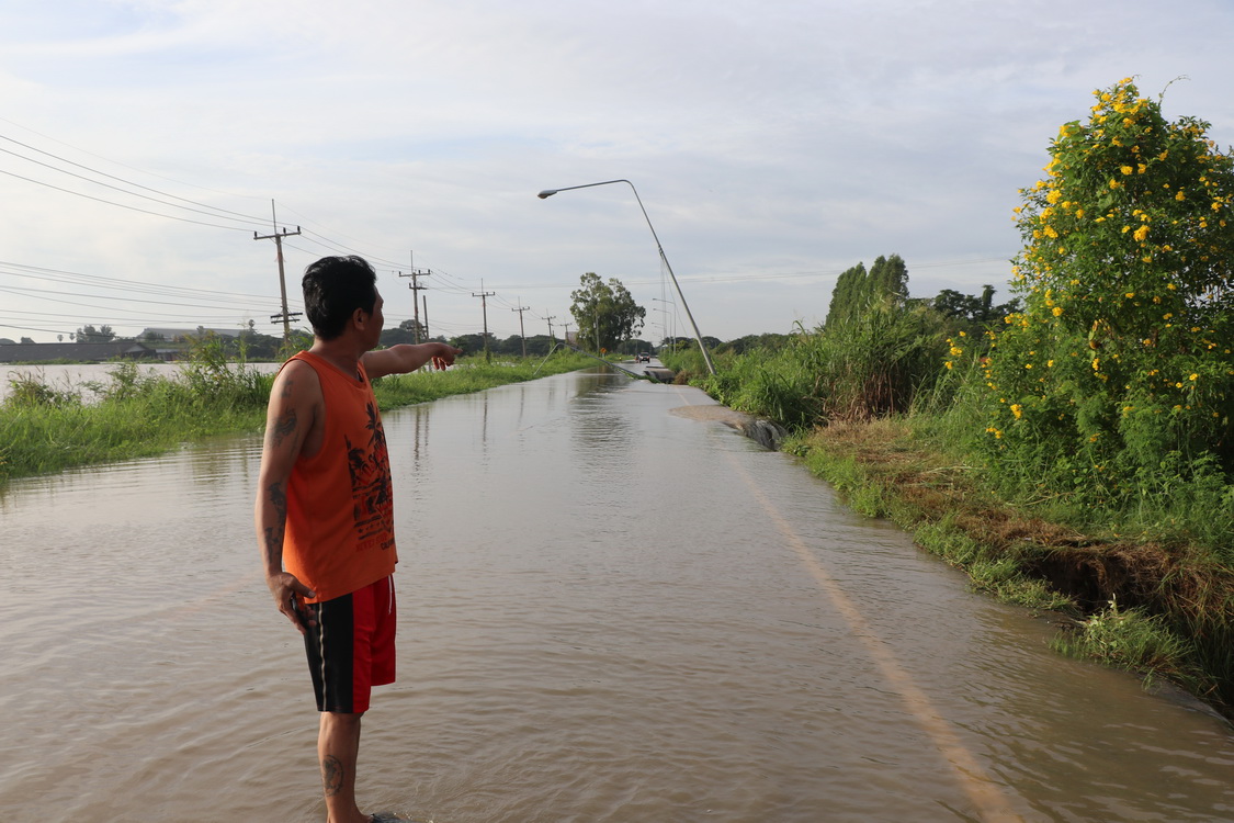 เปิดภาพ 'อ่างทอง' อ่วมน้ำท่วม เจ้าพระยาไหลบ่าป่าโมก ถนนพัง-เสาไฟหัก