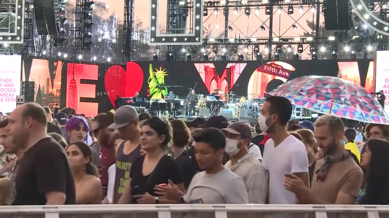 พายุเฮอริเคนเฮนรี่พ่นพิษใส่งาน We Love NYC: The Homecoming Concert พายุเฮอริเคนเฮนรี่พ่นพิษใส่งาน We Love NYC: The Homecoming Concert