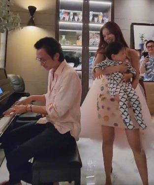 ก้อย รัชวิน ยิ้มแป้น สามี ตูน อาทิวราห์  เล่นเปียโนเซอร์ไพรส์วันเกิด 