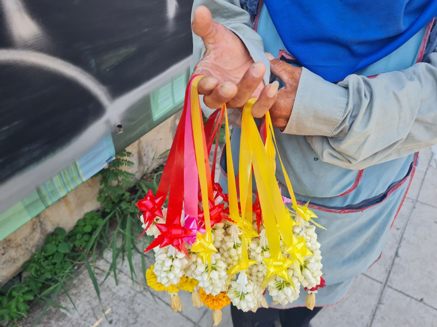 ‘ช่อ โนใหม่’ พ่อค้าขายพวงมาลัย สะท้อนชีวิตแรงงาน กลางสภาวะโลกเดือด 