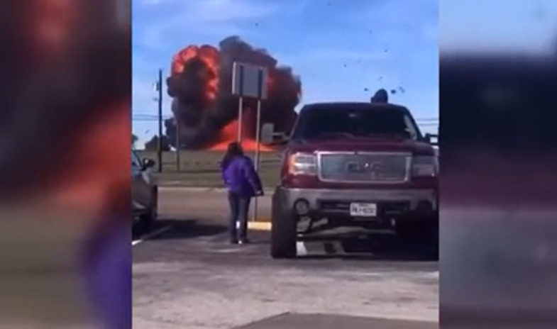 ระทึก! เปิดนาที เครื่องบินสมัยสงครามโลก 2 ลำ พุ่งชนกันกลางอากาศ