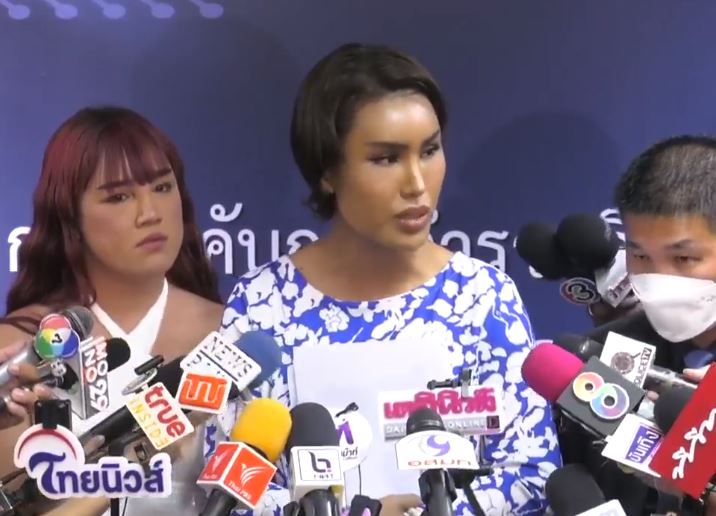 แอนนา  เดินทางเข้าพบตำรวจ รับทราบ 2 ข้อกล่าวหา 