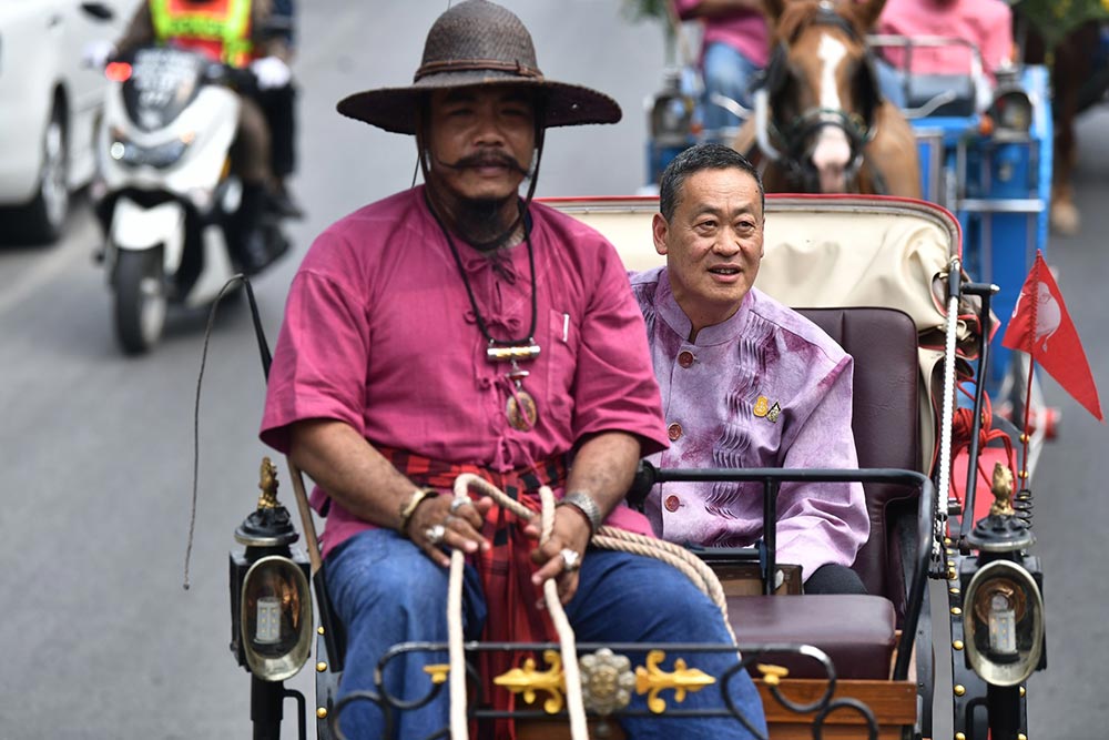 นายกฯ นั่งรถม้าลำปาง ขอให้ช่วยกันสนับสนุนเอกลักษณ์ชาวลำปางไม่ให้สูญหาย นายกฯ นั่งรถม้าลำปาง ขอให้ช่วยกันสนับสนุนเอกลักษณ์ชาวลำปางไม่ให้สูญหาย