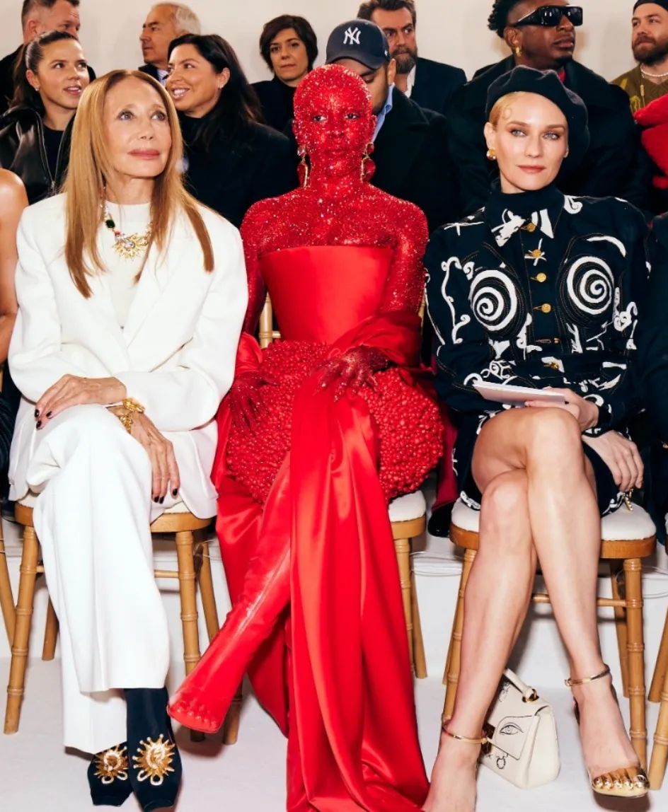 เล่นใหญ่ใจต้องนิ่ง!! 'โดจา แคท' กับลุคแดงตาแตก นั่งชมแฟชั่นโชว์ที่ปารีส